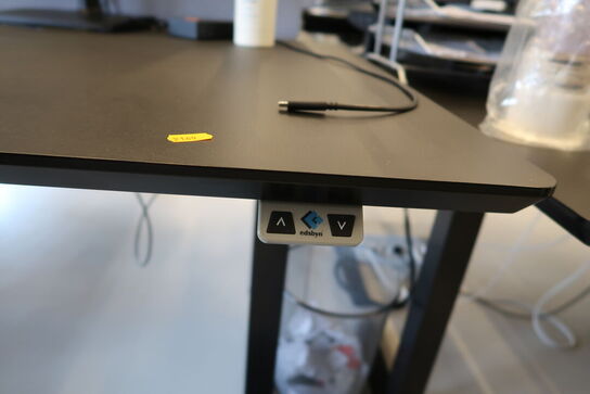 El. hæve/sænke skrivebord uden indhold med afskærmning samt skuffemodul