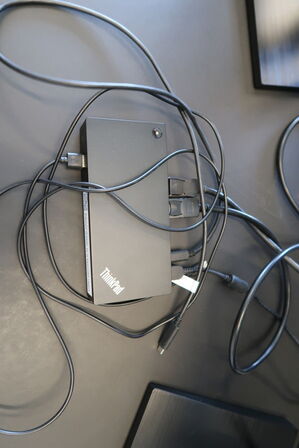 2 stk. computerskærme SAMSUNG S24E450, dockingstation LENOVO ThinkPad