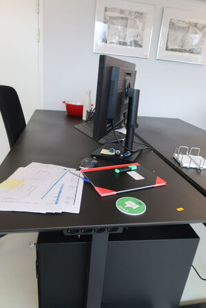 El. hæve/sænke skrivebord uden indhold samt skuffemodul