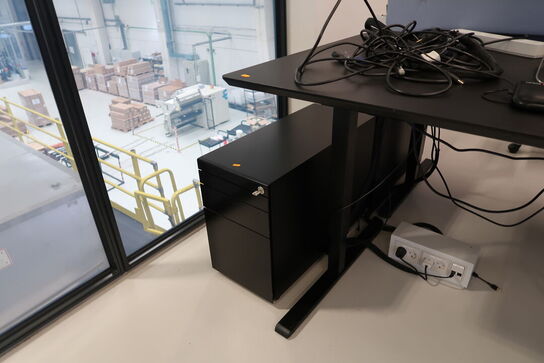 El. hæve/sænke skrivebord uden indhold med afskærmning samt skuffemodul