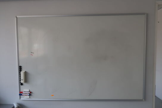 Stumtjener SWEDESE TREE af Michael Young/Katrin Olina samt whiteboard