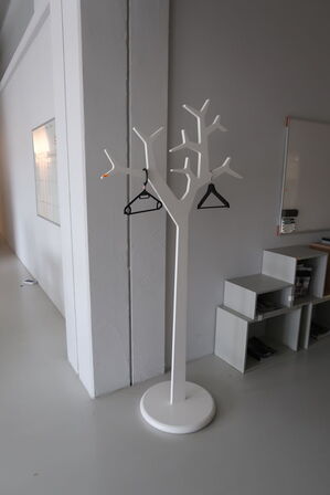 Stumtjener SWEDESE TREE af Michael Young/Katrin Olina