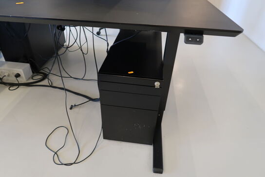 El. hæve/sænke skrivebord uden indhold med afskærmning samt skuffemodul