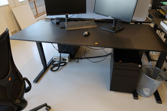 El. hæve/sænke skrivebord uden indhold med afskærmning samt skuffemodul