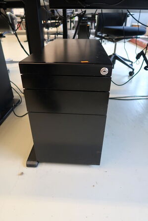 El. hæve/sænke skrivebord uden indhold samt skuffemodul