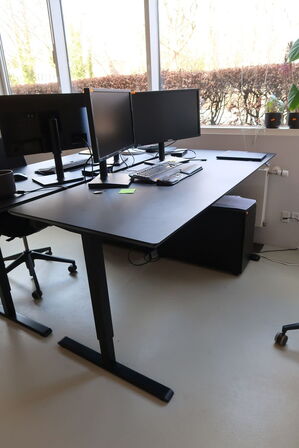 El. hæve/sænke skrivebord uden indhold samt skuffemodul