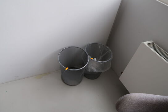 Whiteboard samt 2 stk. papirkurve