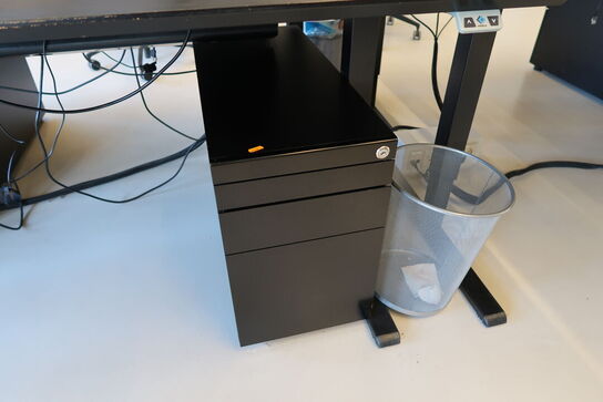 El. hæve/sænke skrivebord uden indhold med afskærmning samt skuffemodul