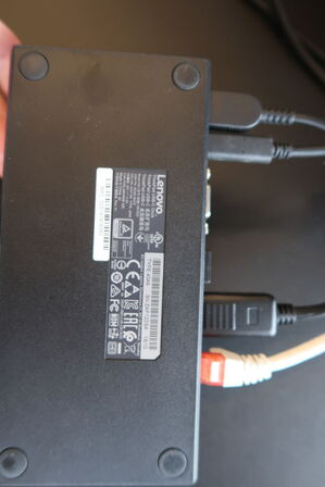 Computerskærm SAMSUNG F24T452FQR, dockingstation LENOVO ThinkPad, tastatur, mus