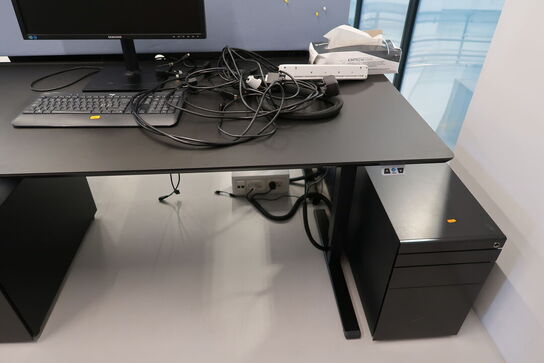 El. hæve/sænke skrivebord uden indhold med afskærmning samt skuffemodul