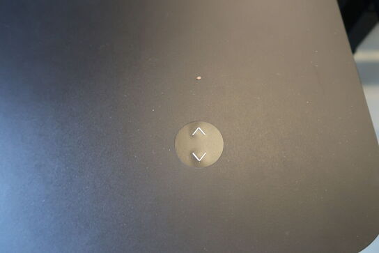 El. hæve/sænke skrivebord PAUSTIAN med afskærmning uden indhold samt skuffemodul