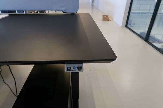 El. hæve/sænke skrivebord uden indhold med afskærmning samt skuffemodul