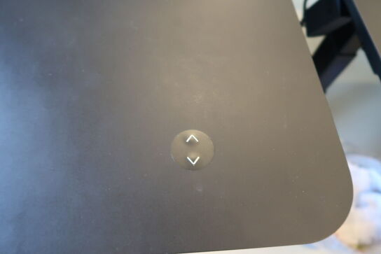 El. hæve/sænke skrivebord PAUSTIAN uden indhold samt skuffemodul