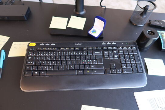 Computerskærm SAMSUNG S24E450, dockingstation DELL, tastatur, webcam