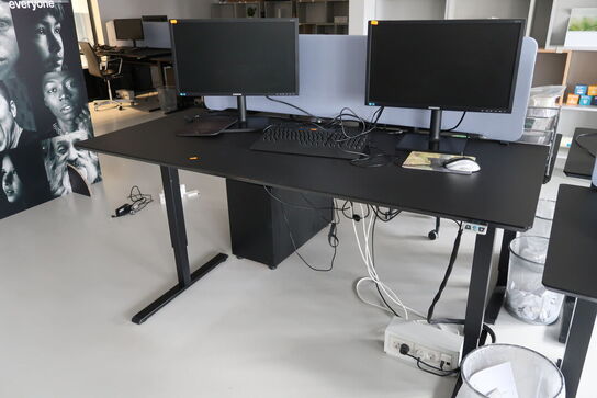 El. hæve/sænke skrivebord uden indhold med afskærmning samt skuffemodul