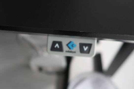 El. hæve/sænke skrivebord uden indhold med afskærmning samt skuffemodul