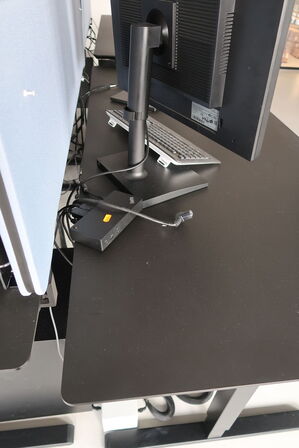 El. hæve/sænke skrivebord uden indhold med afskærmning samt skuffemodul