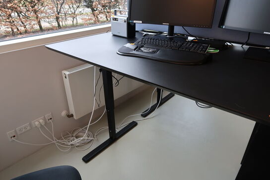 El. hæve/sænke skrivebord uden indhold med afskærmning samt skuffemodul