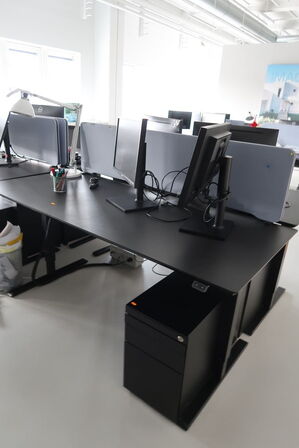 El. hæve/sænke skrivebord uden indhold med afskærmning samt skuffemodul