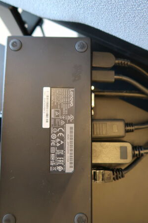 2 stk. computerskærme SAMSUNG S24E450, S23C450, dockingstation LENOVO Thinkpad, tastatur, mus