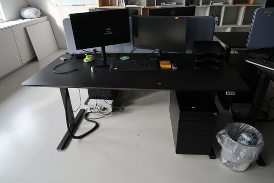 El. hæve/sænke skrivebord uden indhold med afskærmning samt skuffemodul