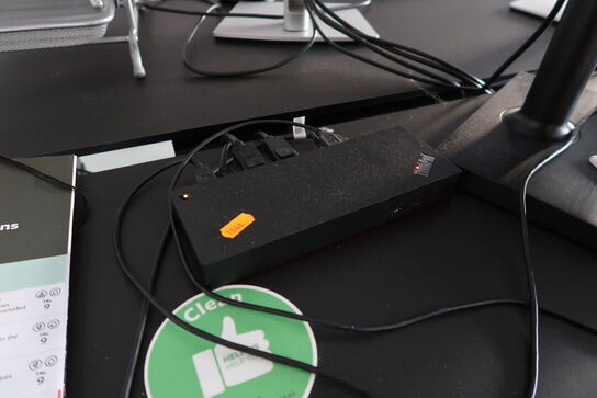 2 stk. computerskærme SAMSUNG S24E450D, dockingstation LENOVO ThinkPad Thunderbolt 3 Dock Gen 2, tastatur og mus