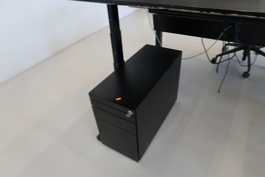 El. hæve/sænke skrivebord uden indhold med afskærmning samt skuffemodul