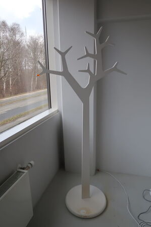 Stumtjener SWEDESE TREE af Michael Young/Katrin Olina