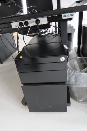 El. hæve/sænke skrivebord uden indhold med skuffemodul