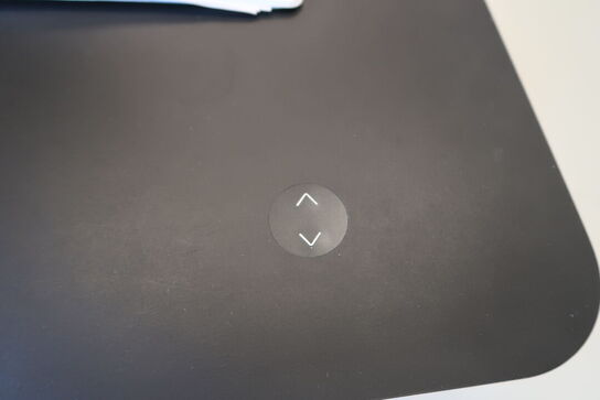 El. hæve/sænke skrivebord PAUSTIAN med afskærmning uden indhold samt skuffemodul