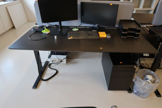 El. hæve/sænke skrivebord uden indhold med afskærmning samt skuffemodul