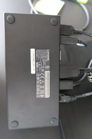 2 stk. computerskærme SAMSUNG F24T450FQR, dockingstation LENOVO, tastatur, mus