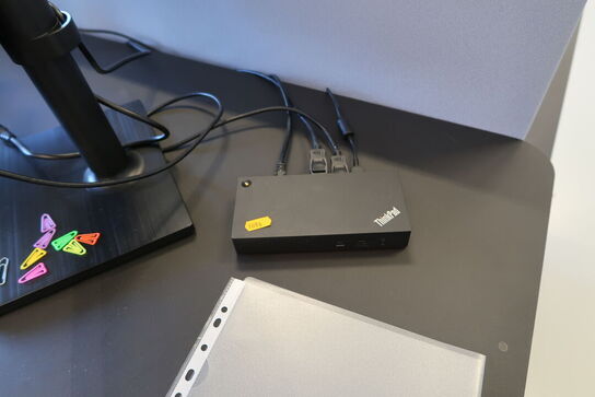 2 stk. computerskærme SAMSUNG S24E450B, dockingstation LENOVO Thinkpad, tastatur og mus