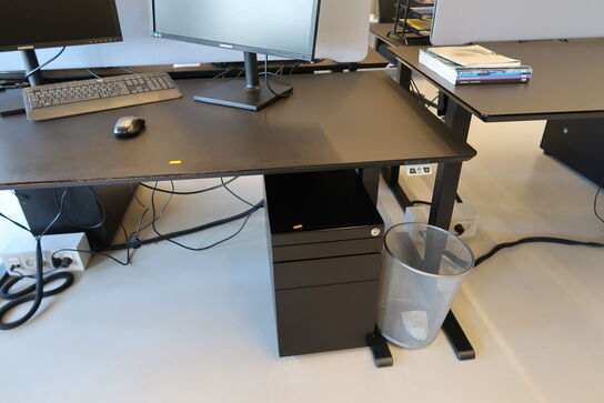 El. hæve/sænke skrivebord uden indhold med afskærmning samt skuffemodul