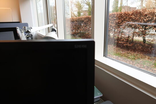 2 stk. computerskærme SAMSUNG S24E450, dockingstation DELL, tastatur, mus