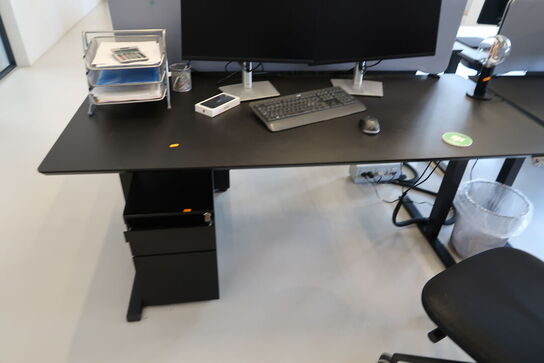 El. hæve/sænke skrivebord uden indhold med afskærmning samt skuffemodul