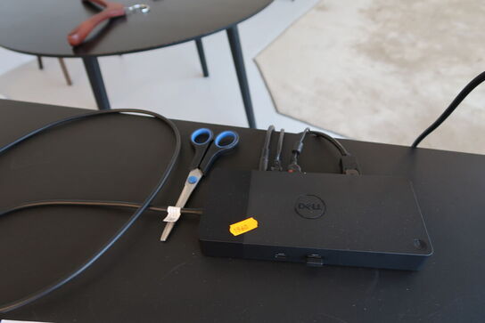 Computerskærm SAMSUNG S24E450, dockingstation DELL, tastatur, webcam