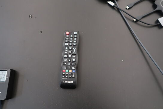 Fjernsyn SAMSUNG UE75JU7005 med fjernbetjening