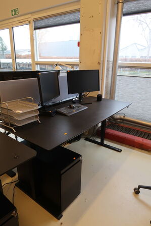 El. hæve/sænke skrivebord uden indhold samt skuffemodul