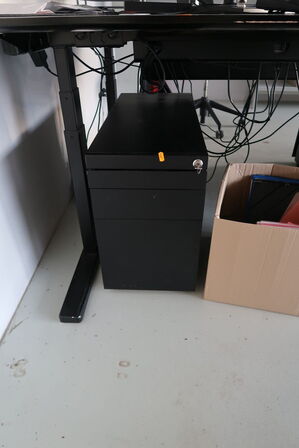 El. hæve/sænke skrivebord uden indhold samt skuffemodul