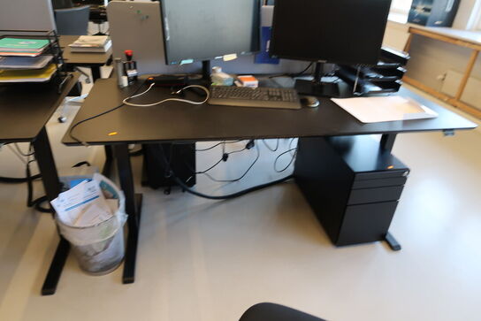 El. hæve/sænke skrivebord uden indhold med afskærmning samt skuffemodul