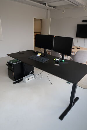 El. hæve/sænke skrivebord uden indhold samt skuffemodul