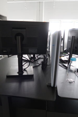 El. hæve/sænke skrivebord uden indhold med afskærmning samt skuffemodul