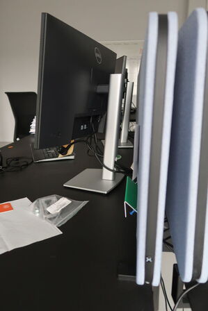 El. hæve/sænke skrivebord uden indhold med afskærmning samt skuffemodul