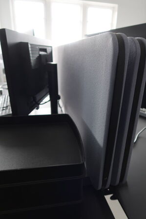 El. hæve/sænke skrivebord uden indhold med afskærmning samt skuffemodul