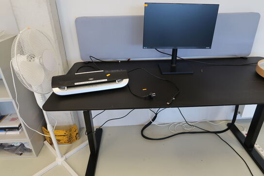 El. hæve/sænke skrivebord PAUSTIAN med afskærmning