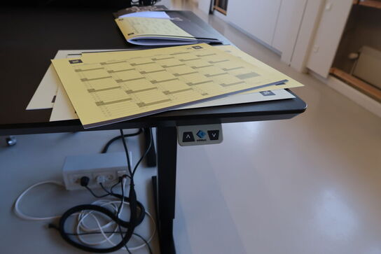 El. hæve/sænke skrivebord uden indhold med skuffemodul