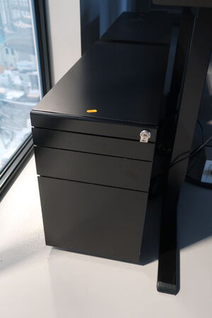 El. hæve/sænke skrivebord uden indhold med afskærmning samt skuffemodul