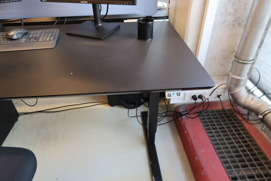 El. hæve/sænke skrivebord uden indhold samt skuffemodul