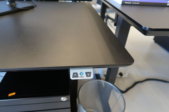 El. hæve/sænke skrivebord uden indhold med afskærmning samt skuffemodul